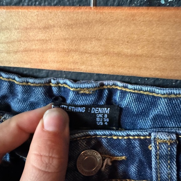 Women’s Pretty Little Thing Dark Wash Mom Jeans Size 4 - Picture 2 of 4